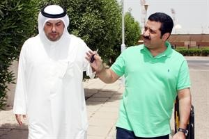 الفهد في حديث مع الشيخ حمد اليوسف امام مدخل الاتحاد