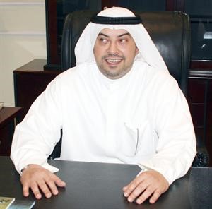 الشيخ طلال الفهد جالسا على كرسي الرئاسة في اتحاد الكرة امس