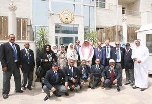 الشيخ فيصل الحمود خلال لقائه المشاركين في الملتقى﻿