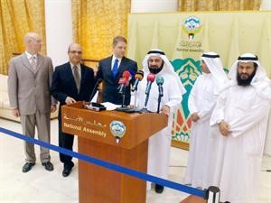 دوليد الطبطبائي ومحمد هايف اثناء المؤتمر الصحافي الذي عقداه مع المحاميين الاميركيين﻿﻿متين غوزال﻿