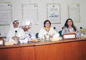درولا دشتي وداسيل العوضي وعلي الراشد خلال اجتماع اللجنة 