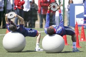 لاعبا المنتخب الفرنسي ماثيو فالبوينا وفلوران مالودا يؤديان احد تمارين القوة في المعسكر اپ