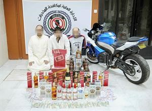 المتهمون الثلاثة والمضبوطات﻿