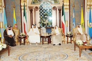 صاحب السمو الامير خلال مباحثاته مع ولي العهد القطري بحضور سمو ولي العهد الشيخ نواف الاحمد