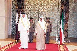 سمو ولي العهد الشيخ نواف الاحمد مستقبلا ولي عهد قطر لدى وصوله الى البلاد