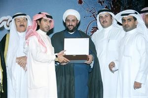 مهلي حشاش يتسلم درعا تكريمية من داحمد حسين بحضور مشاري الدويش ومفلاح السبيعي ومحافظ الفروانية عبدالحميد الحجي﻿