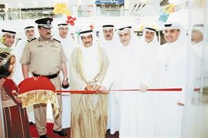 محافظ الاحمدي الشيخ دابراهيم الدعيج وعادل الماجد يقصان شريط افتتاح الفرع الجديد

