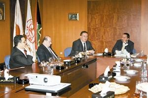  وعماد ملاعب ومحمود ابوظهر ويبدو عدنان سعد خلال المؤتمر