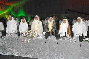 الرئيس جاسم الخرافي وماياد الخرافي مع عدد من مؤسسي النادي العلمي﻿