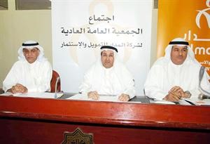 نبيل امين الاول من اليمين مترئسا عمومية الشركة
