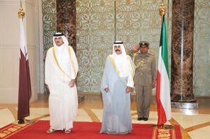 سمو ولي العهد الشيخ نواف الاحمد في وداع سمو الشيخ تميم بن حمد ال ثاني
