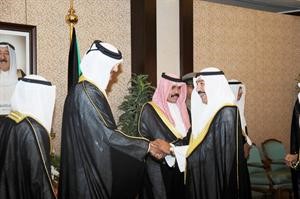 الشيخ جابر العبدالله محييا ولي عهد قطر خلال حفل العشاء مساء اول من امس
