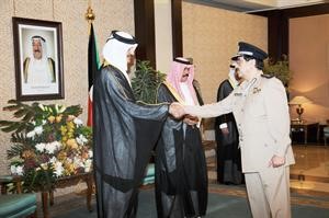 الفريق احمد الرجيب مصافحا ولي عهد قطر
