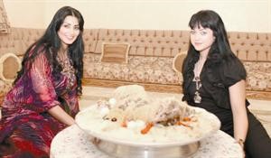 سحر خليل مع ريم عبدالله وامامهما مفطح