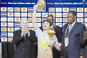 قائد منتخب مصر احمد حسن يحمل كاس افريقيا انغولا 2010