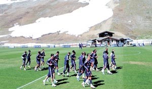 لاعبو المنتخب الفرنسي في تدريب في جبال الالب اپ