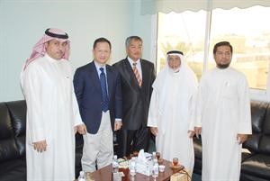 المستشار راشد الحماد مستقبلا عثمان حسن والوفد المرافق

