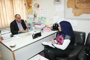 داسماعيل تقي متحدثا للزميلة الاء خليفة