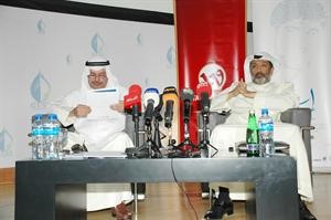 وبدر السميط وهشام العتيبي خلال الندوة كرم دياب