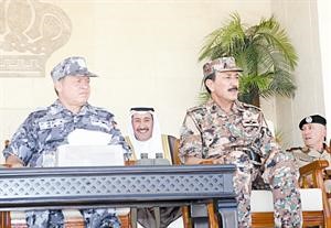 العاهل الاردني وسفيرنا في عمان الشيخ فيصل الحمود واللواء حميد السماك يتابعون وقائع التمرين