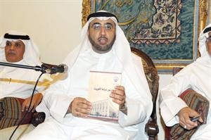 محمد الدلال حاملا الدستور خلال الندوة﻿﻿محمد ماهر﻿