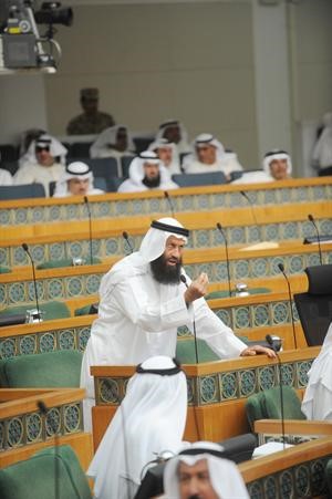 خالد السلطان متحدثا

