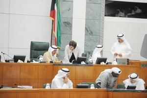 عبدالله الرومي مترئسا جانبا من جلسة امس وبجانبه داسيل العوضي وحسين الحريتي في حديث مع دليهي الهاجري
