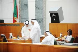 صالح الملا وعبدالرحمن العنجري وناجي العبدالهادي على المنصة وتبدو الخبيرة المالية دهالة الحميدي
