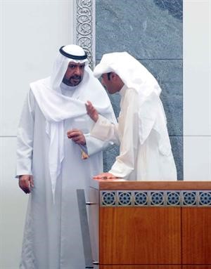 الشيخ احمد الفهد في حديث جانبي مع مرزوق الغانم
