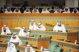 مبارك الوعلان وخالد الطاحوس ومسلم البراك خلال الجلسة
