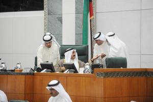 الرئيس جاسم الخرافي على المنصة محاطا بعادل الصرعاوي وصالح الملا ودحسن جوهر متين غوزال