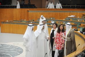 احمد السعدون ودرولا دشتي وداسيل العوضي ومخالد الطاحوس ودمحمد البصيري ومسلم البراك بعد رفع الجلسة

