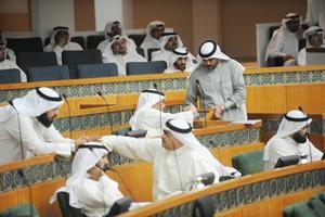 حديث جانبي بين دجمعان الحربش ومحمد المطير ويبدو خالد العدوة ودعلي العمير
