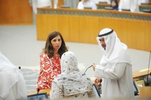 الشيخ احمد الفهد ودرولا دشتي ودمعصومة المبارك خلال الجلسة
