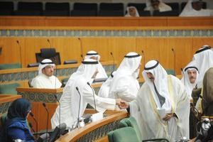 سمو الشيخ ناصر المحمد مصافحا صالح عاشور
