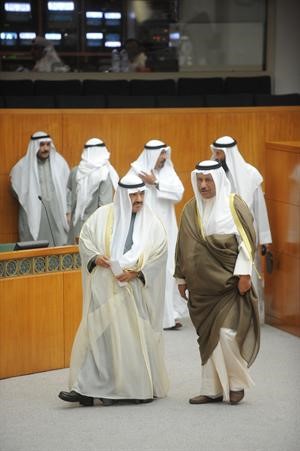سمو رئيس مجلس الوزراء الشيخ ناصر المحمد والنائب الاول الشيخ جابر المبارك اثناء دخولهما القاعة
