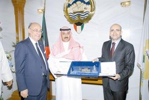 زيد العازمي ووزير المالية التركي مهمت شيمشك يتبادلان الدروع التذكارية 