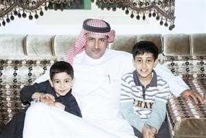 علي المسعودي مع ابنيه