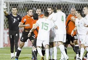 المشاكل والصراعات والازمات كانت عناوين مباريات مصر والجزائر الثلاث في تصفيات افريقيا المؤهلة لكاس العالم