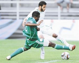 صراع على الكرة بين لاعب نيجيريا جوزيف يوبو والسعودي محمد الفريدي﻿﻿افپ﻿