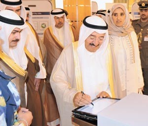 صاحب السمو الامير يسجل كلمة في سجل المسابقة