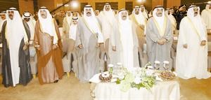 صاحب السمو الامير وسمو ولي العهد والرئيس جاسم الخرافي والشيخ فيصل السعود والشيخ جابر العبدالله والشيخ مشعل الاحمد في مقدمة الحضور
