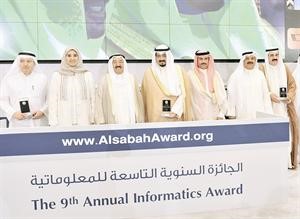 صاحب السمو الامير الشيخ صباح الاحمد والشيخة عايدة السالم مع الشيخ احمد العبدالله والشيخ مبارك الدعيج ودعبدالله الفهيد وديعقوب الرفاعي ودنادر معرفي
كرم دياب
