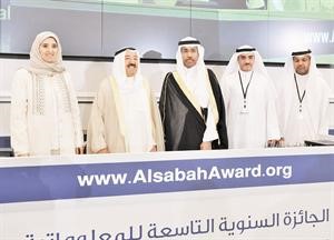 صاحب السمو الامير الشيخ صباح الاحمد والشيخة عايدة وخالد بالخيور الرئيس التنفيذي لعرب سات عقب تكريمهكرم دياب
