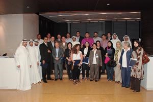 بدر السميط وخولة الرومي يتوسطان المشاركين في الدورة التدريبية للمحررين الاقتصاديين في الصحافة المحلية
