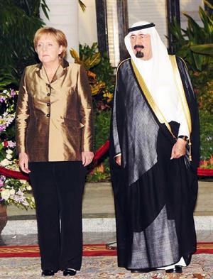 خادم الحرمين الملك عبدالله بن عبدالعزيز مستقبلا المستشارة الالمانية انجيلا ميركل في جدة﻿