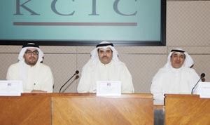 عمر الغانم واحمد الحمد خلال عمومية الشركة فريال حماد