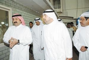 الشيخ طلال الفهد والشيخ احمد اليوسف ودحمود فليطح لحظة دخولهم الى الاجتماع
