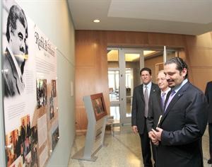 رئيس الحكومة سعد الحريري يستعرض صور والده داخل مبنى رفيق الحريري في جامعة جورج تاون في واشنطنمحمود الطويل