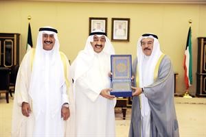 الرئيس جاسم الخرافي اثناء استقباله الشيخ سالم الجابر والشيخ فهد الجابر
﻿